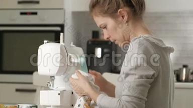 女裁缝在缝纫机上缝纫